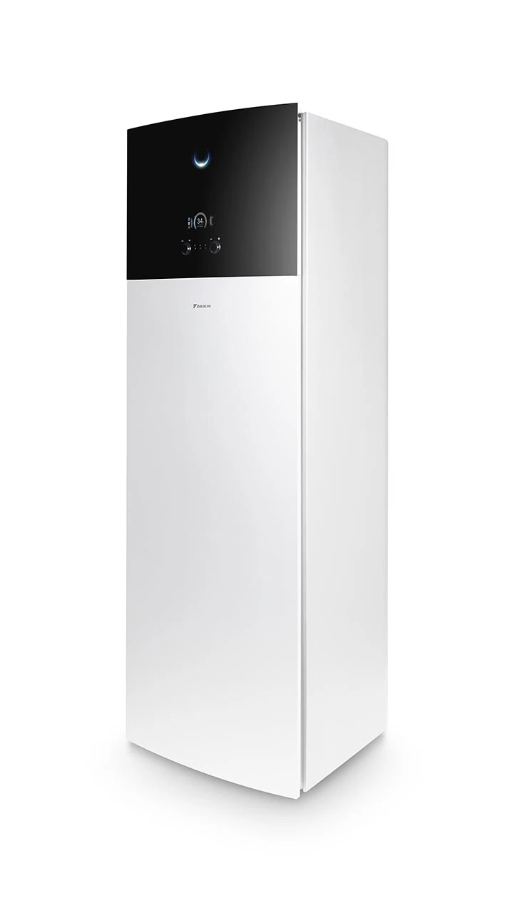 Die Daikin Altherma 3 Geo zeigt ein schwarzes Bedienfeld mit Display und ein weißes, schlankes Gehäuse.