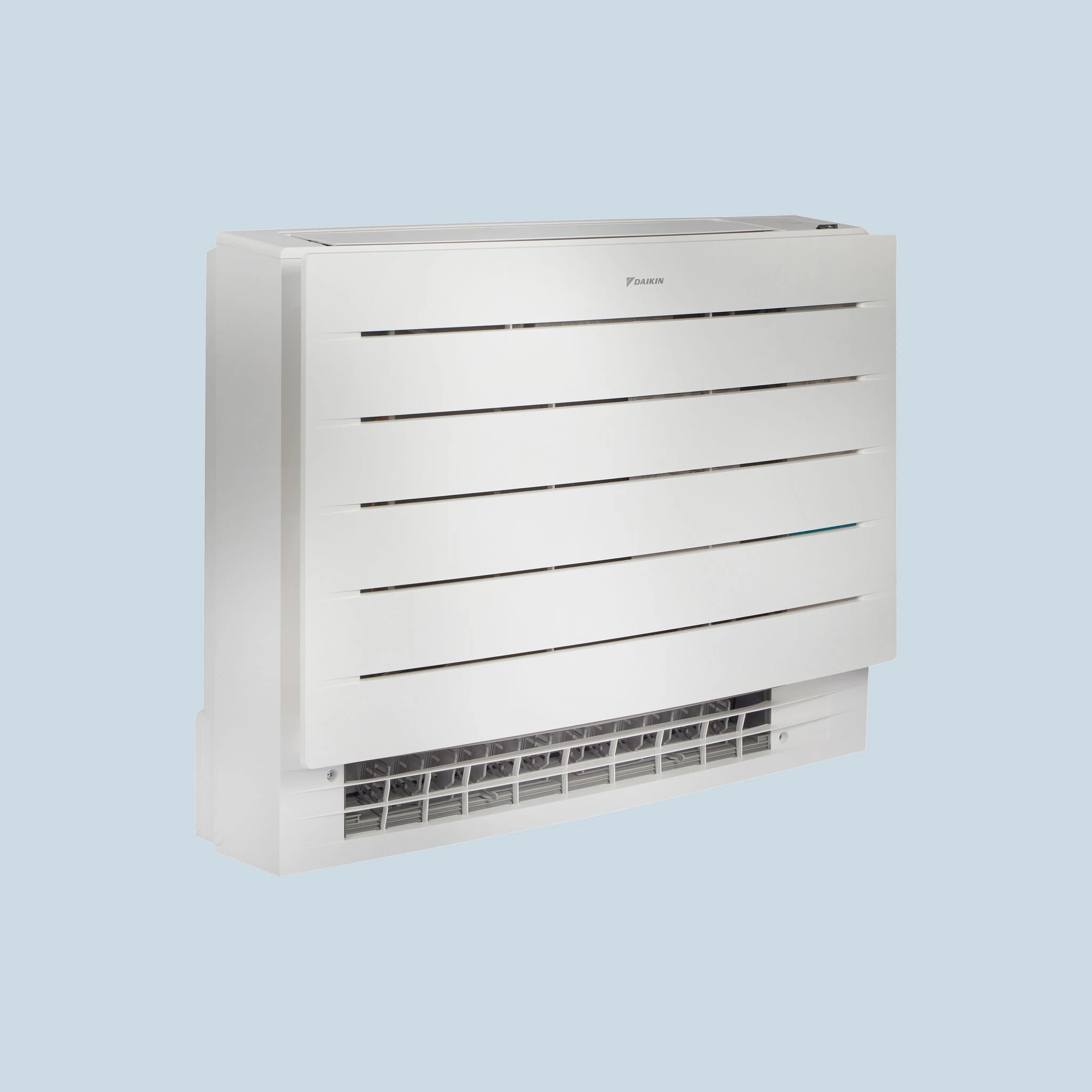Weißes Daikin-Truhengerät mit horizontalen Luftauslässen, Frontgitter und schlanker Gehäuseform vor hellblauem Hintergrund.