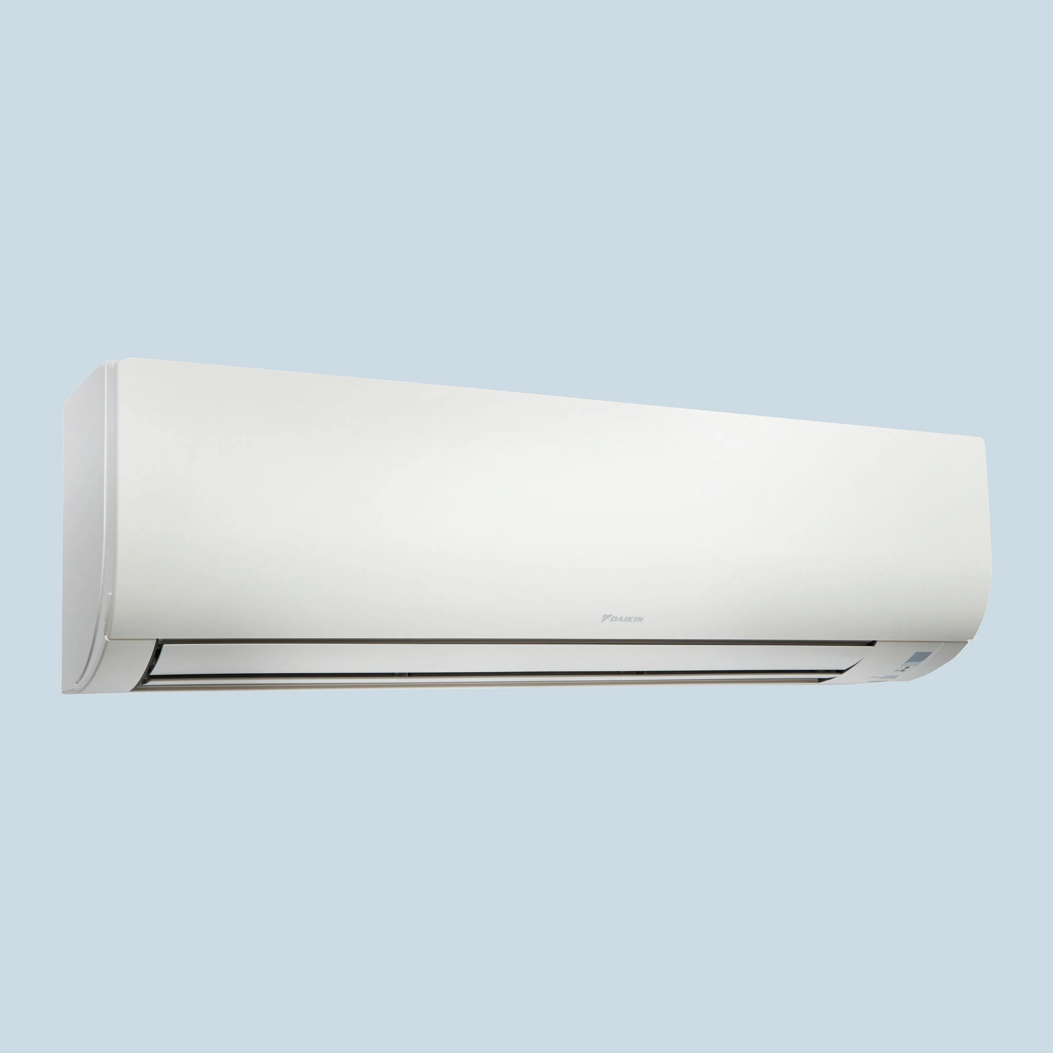Das weiße Daikin Comfora Wandgerät zeigt die linke Ausführung mit geschlossener Front und Lüftungsschlitz am unteren Rand.