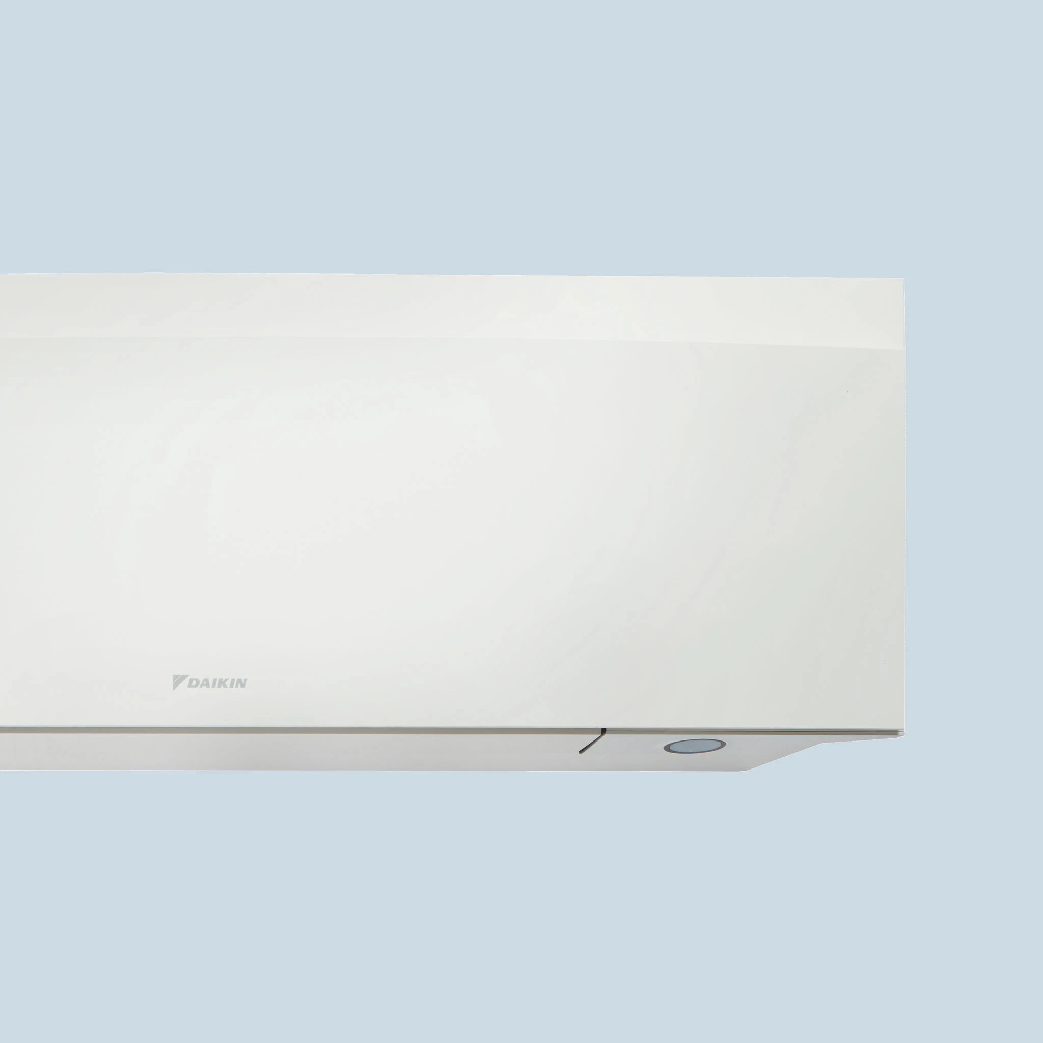Ein weißes Daikin Emura Wandgerät mit klarer Frontansicht und dezentem Logo vor hellblauem Hintergrund.