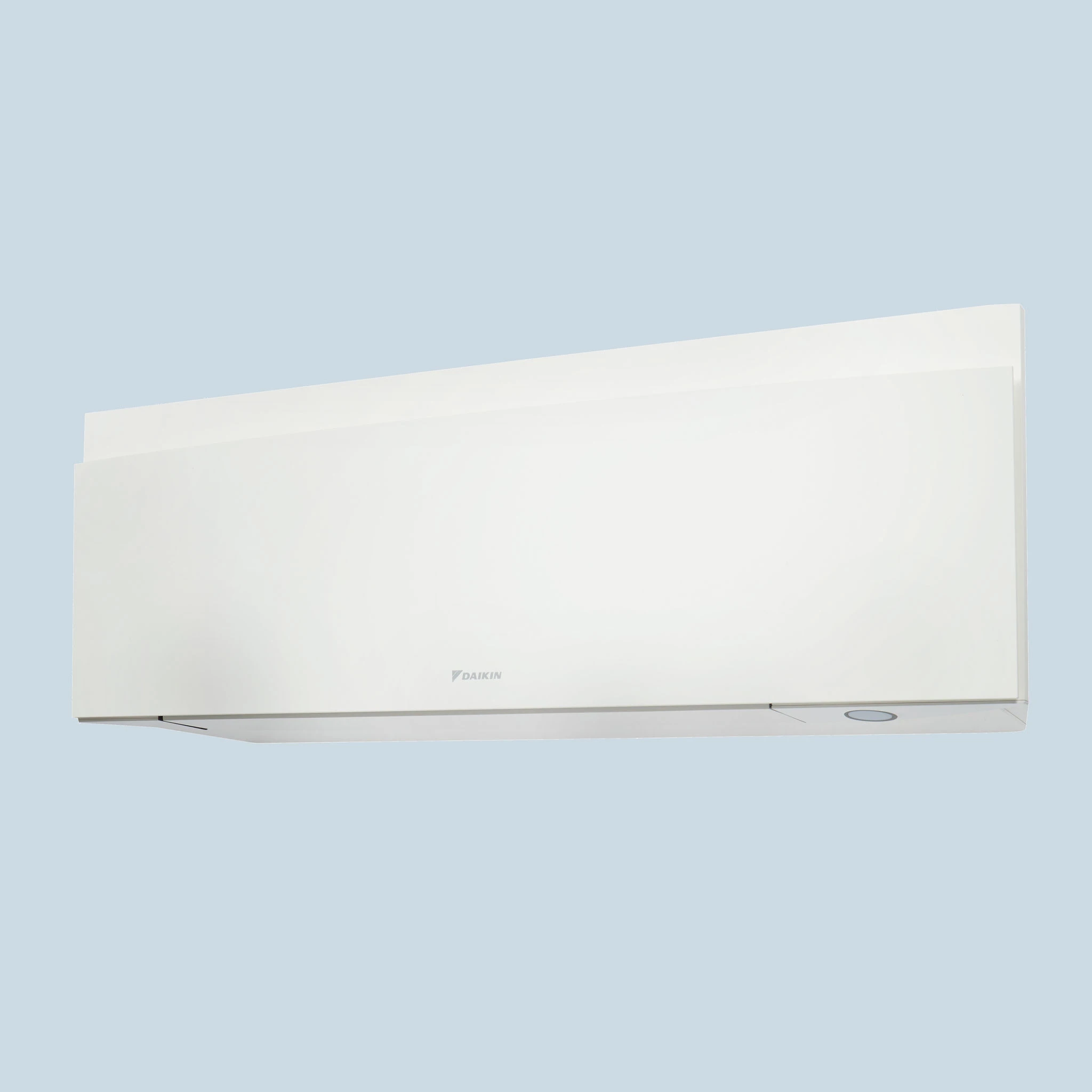 Das weiße Daikin Emura Wandgerät ist frontal leicht von rechts dargestellt und zeigt das dezente Markenlogo.