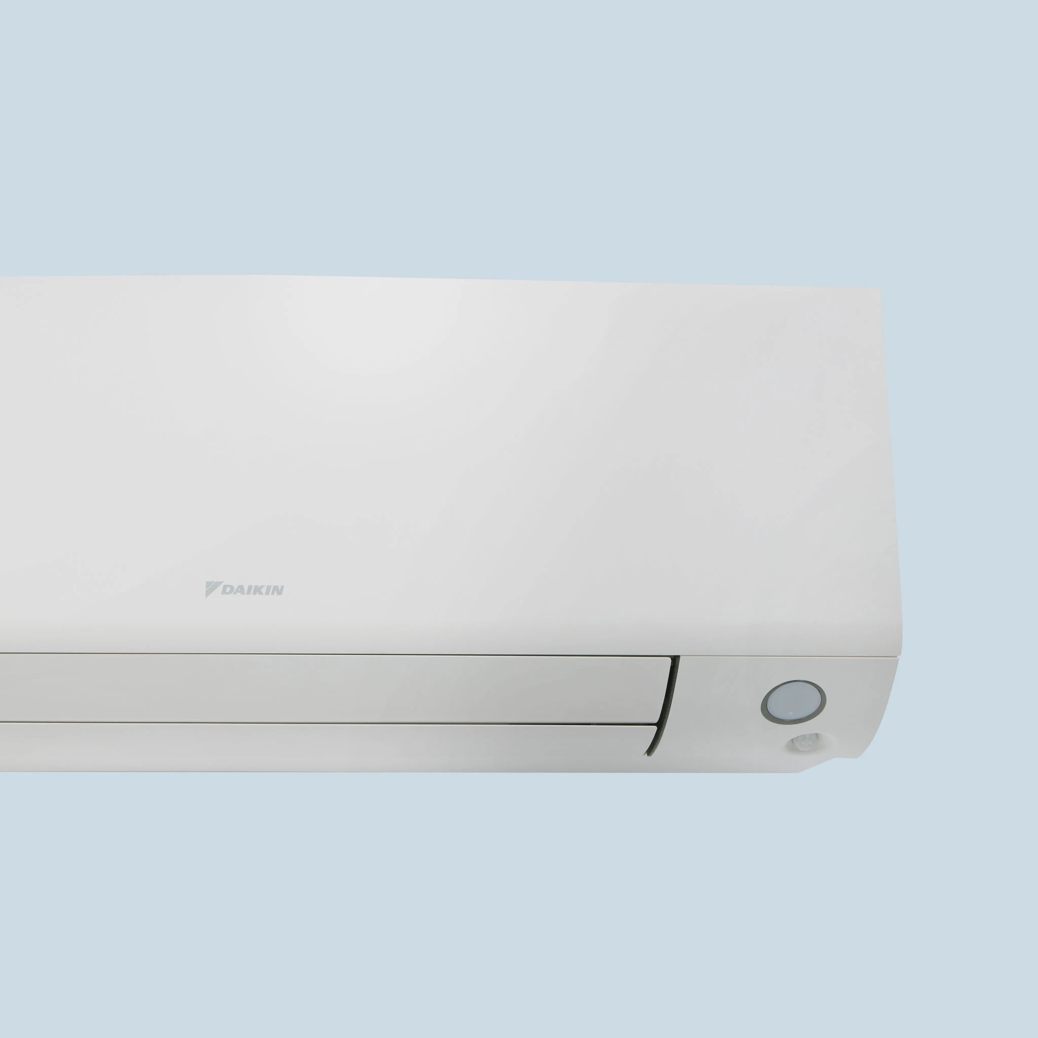 Das weiße Daikin Perfera Wandgerät zeigt eine klare Frontansicht mit dezentem Logo und runder Anzeige rechts.
