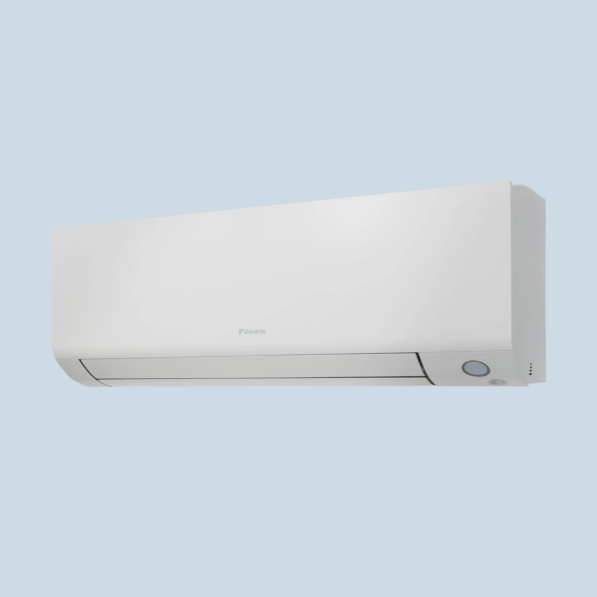 Das weiße Daikin Wandklimagerät Perfera ist frontal leicht schräg von rechts vor hellem Hintergrund zu sehen.