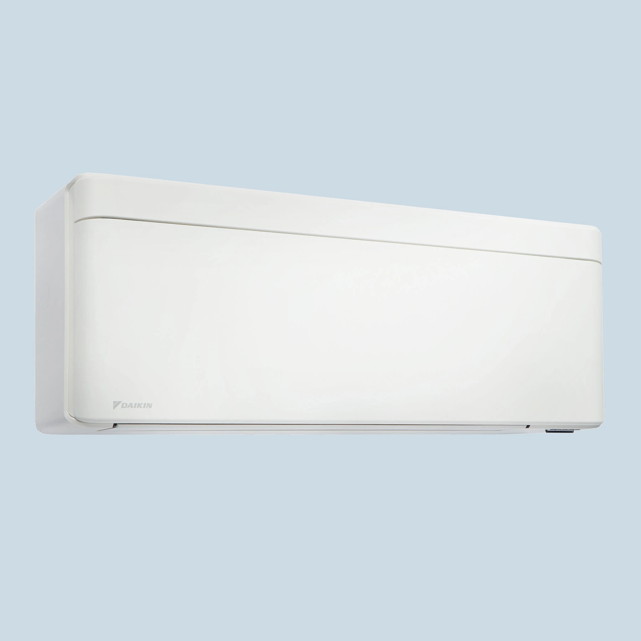 Ein weißes Daikin Wandgerät mit glatter Front und dezentem Logo vor hellblauem Hintergrund zeigt ein modernes, schlichtes Design.