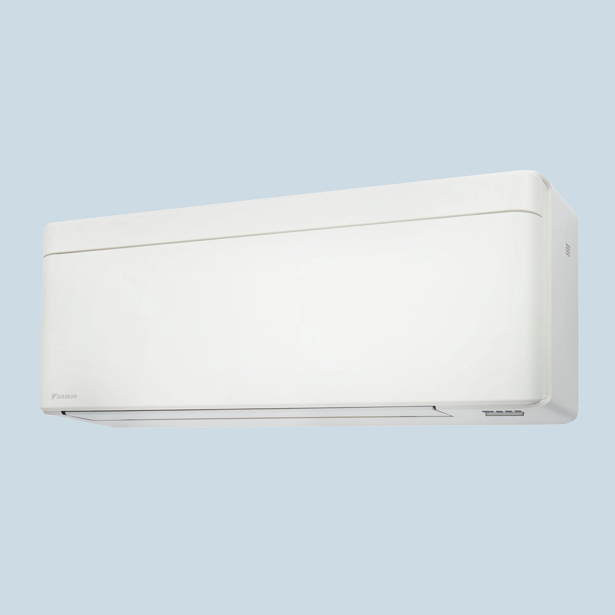 Ein weißes Daikin Wandgerät mit flachem Gehäuse und dezentem Logo zeigt eine klare Front sowie seitliche Luftauslässe an der unteren Kante.