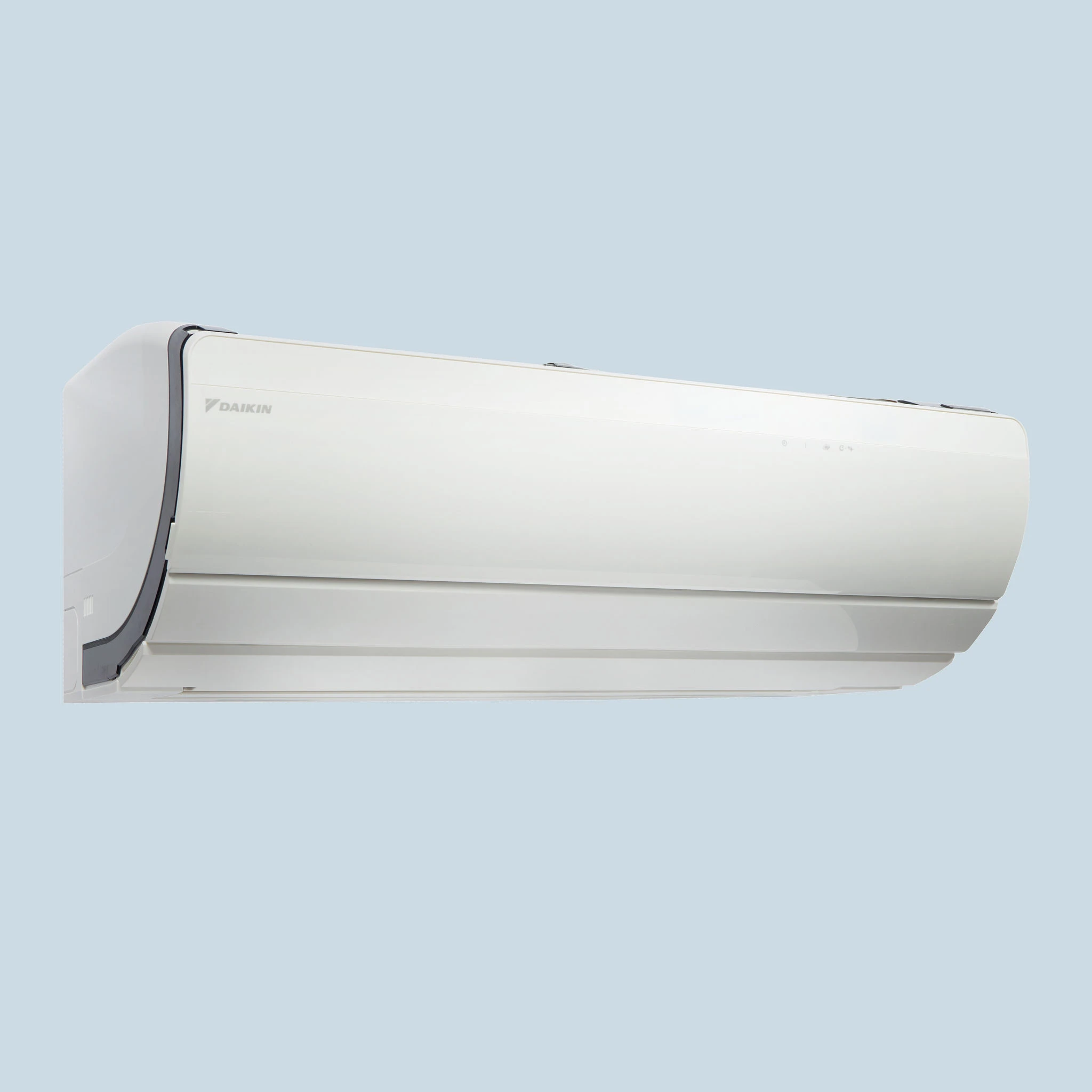 Das weiße Daikin Ururu Sarara Wandgerät ist seitlich vor hellblauem Hintergrund zu sehen, mit glatter Front und dezentem Markenlogo.