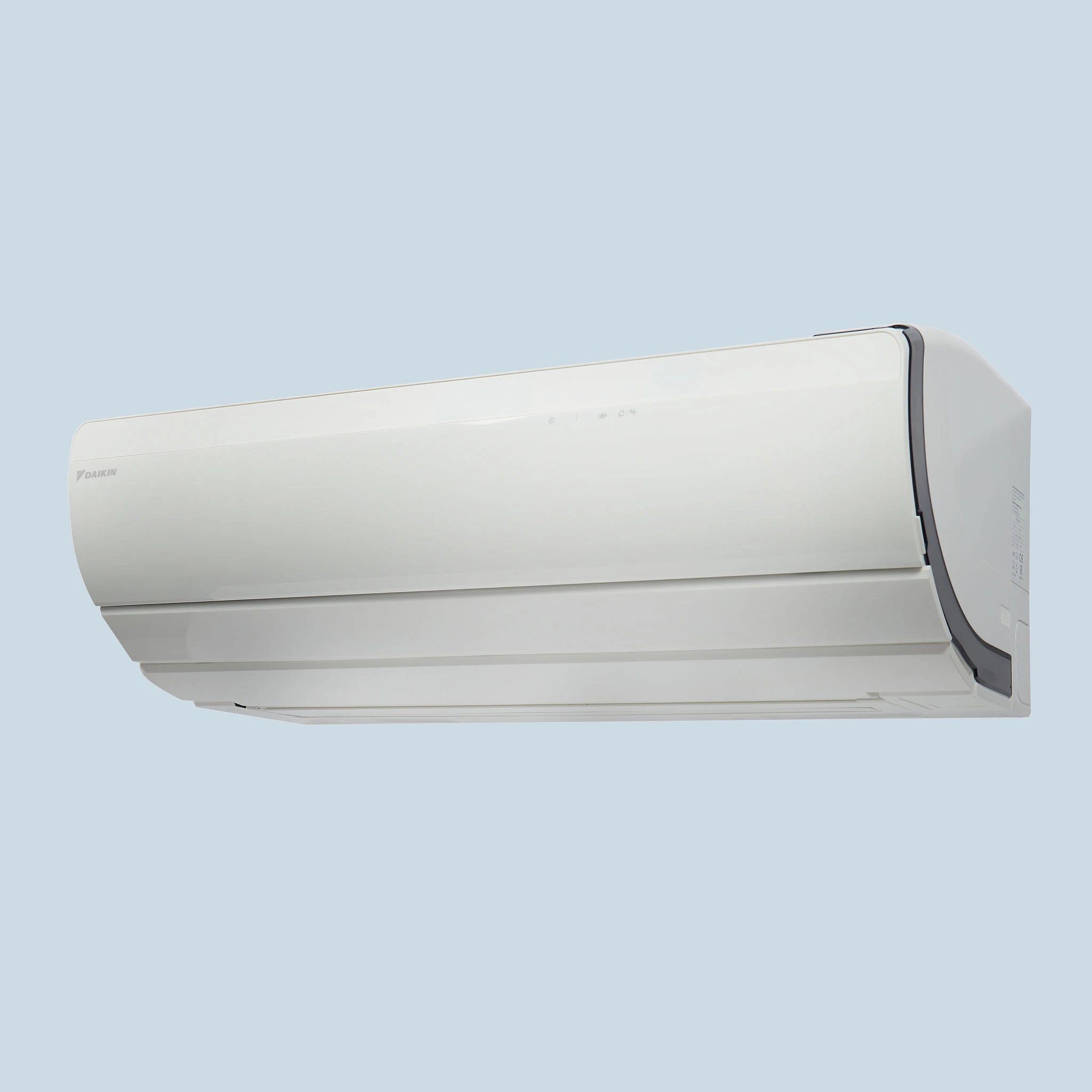 An der hellblauen Wand hängt ein weißes Daikin Ururu Sarara Klimagerät mit klarer Front und dunkel abgesetzter Seitenkante in seitlicher Ansicht.
